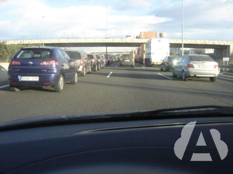 En vías interurbanas con tres o más carriles para el mismo sentido de la…