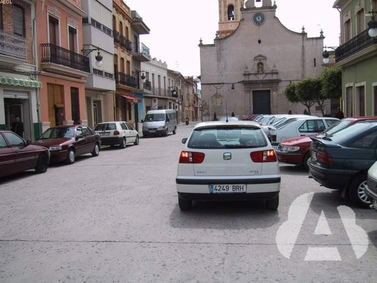 ¿Cuándo se considera que un vehículo estacionado, constituye un grave obstáculo…