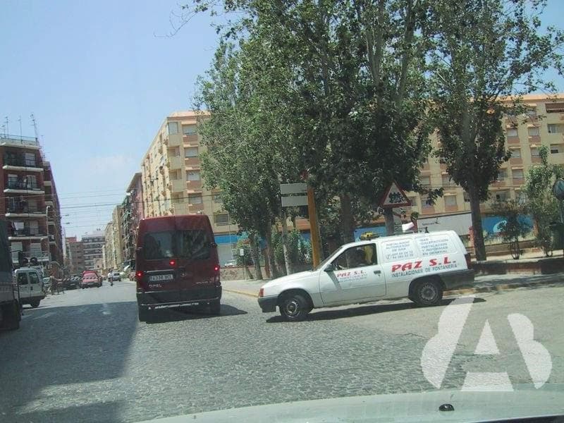 En una intersección un vehículo parece que va a incumplir la prioridad de paso,…