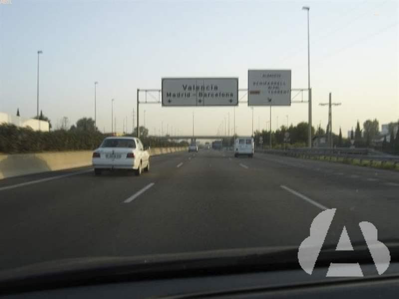 En autovía, ¿a qué velocidad máxima puede circular un turismo?