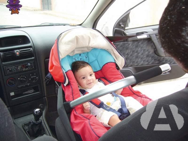 ¿Qué precaución debe adoptar si instala un dispositivo de retención orientado…