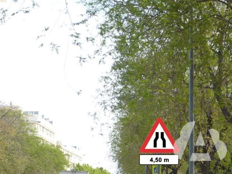 En los tramos de vía en los que, por su estrechez, no se puedan cruzar dos…