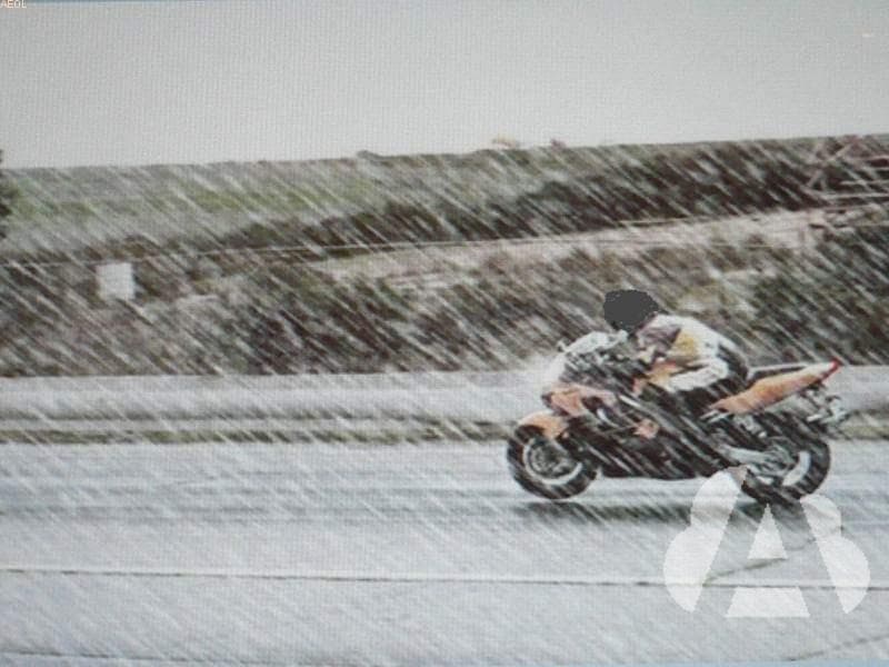 Si circula en motocicleta con lluvia intensa, ¿existe peligro de aparición de…