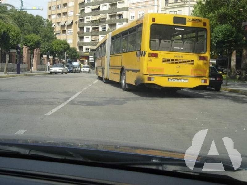 ¿Qué debe hacer al ver que el autobús pretende incorporase a la circulación?