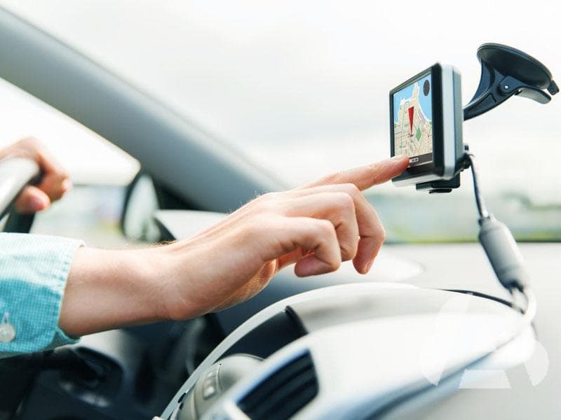 Si el sistema de navegación GPS es portátil, ¿qué debe hacer el conductor?
