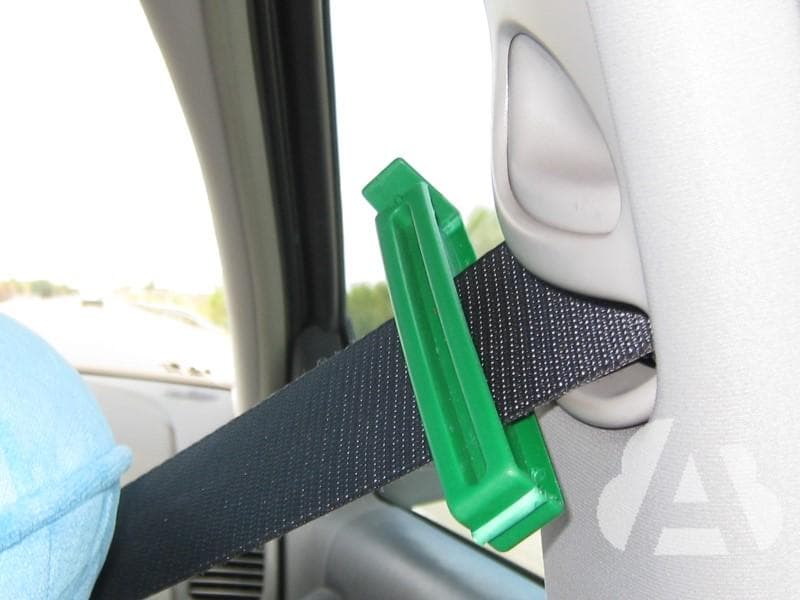Utilizar una pinza para retener el cinturón de seguridad...