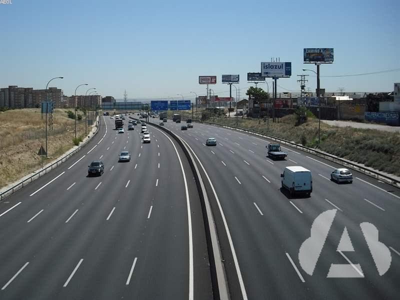 Si observa que cuando circula en línea recta el vehículo se desvía hacia un…