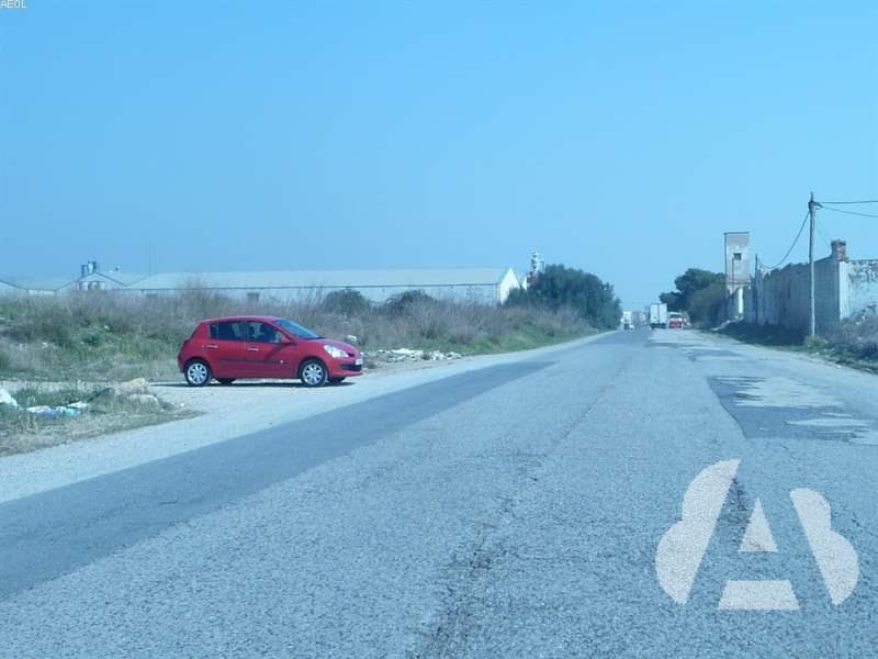 Siempre que un conductor entre a una vía de uso público por un camino…
