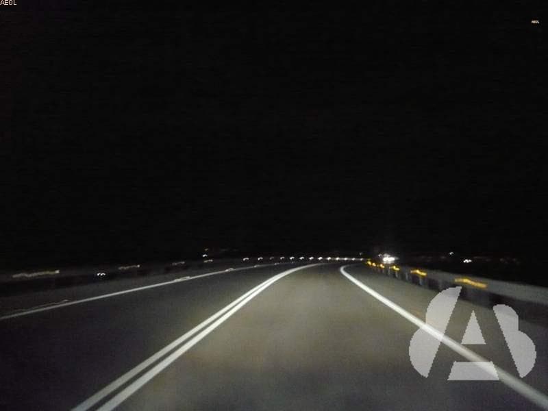 Es obligatorio utilizar las luces de carretera al circular a más de 40…