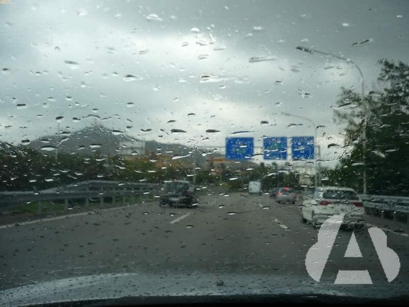 Si conduciendo le sorprende una lluvia torrencial...