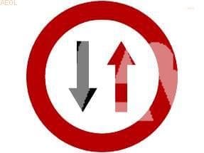 A la vista de la señal, ¿es obligatorio detenerse para dejar pasar a un…