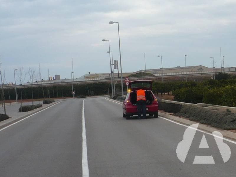 Para rebasar un obstáculo, ¿puede desplazarse al carril contiguo?