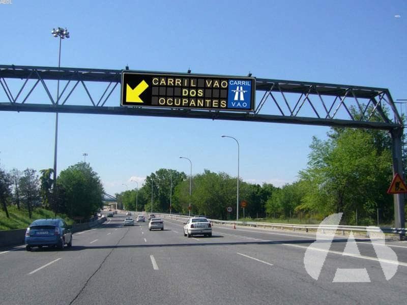 Por el carril para vehículos de alta ocupación (VAO), ¿puede circular un…