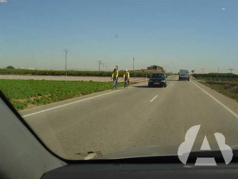 Los ciclistas están exentos de llevar casco cuando circulen...