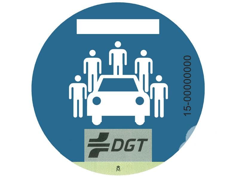 ¿A qué vehículos identifica el distintivo de la imagen?