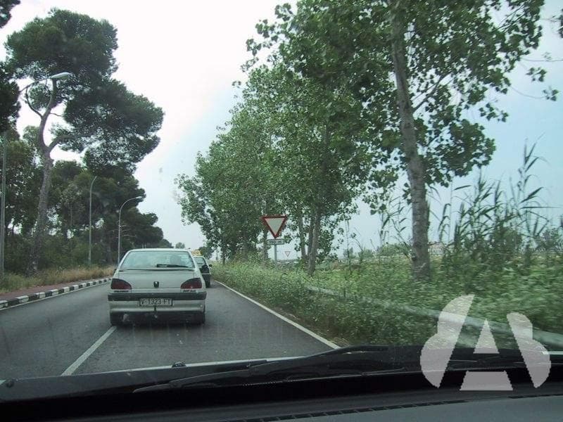 Cuando por la velocidad a la que circulen puedan ser adelantados sin riesgo y…