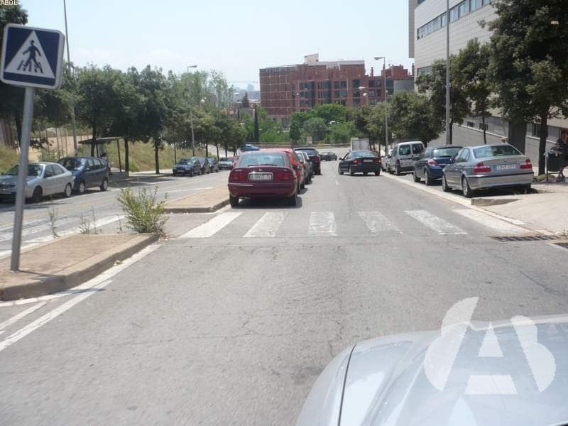 Al estacionar un vehículo con caja de cambios manual en una pendiente…