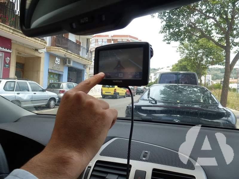 Buscar una dirección en el navegador GPS durante la conducción, ¿puede ser…