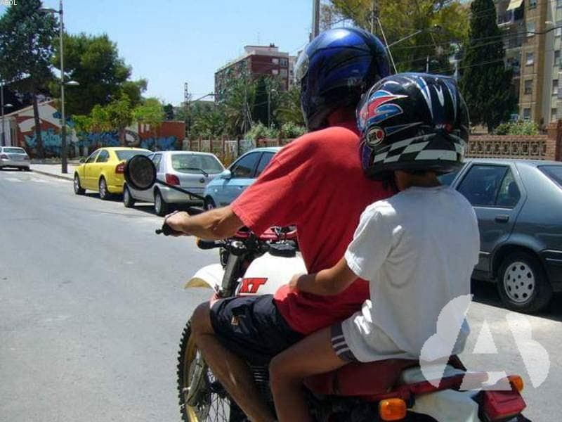 Si en su ciclomotor lleva como pasajero a un menor de edad, este debe...