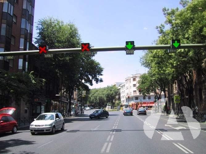 A la vista de la señalización de la fotografía, ¿qué carriles podrá utilizar si…