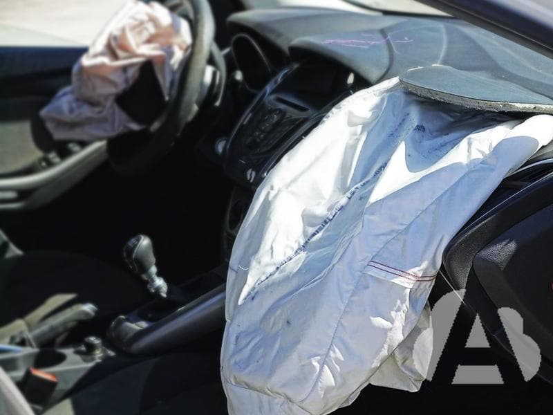 ¿Cuál de las siguientes es una de las principales funciones del airbag frontal…