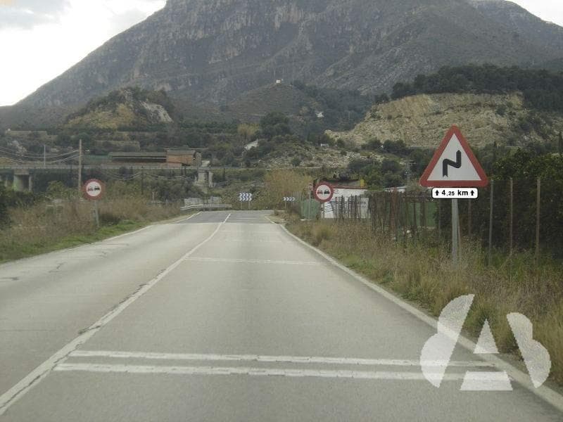 En esta curva de visibilidad reducida, ¿está permitido parar?