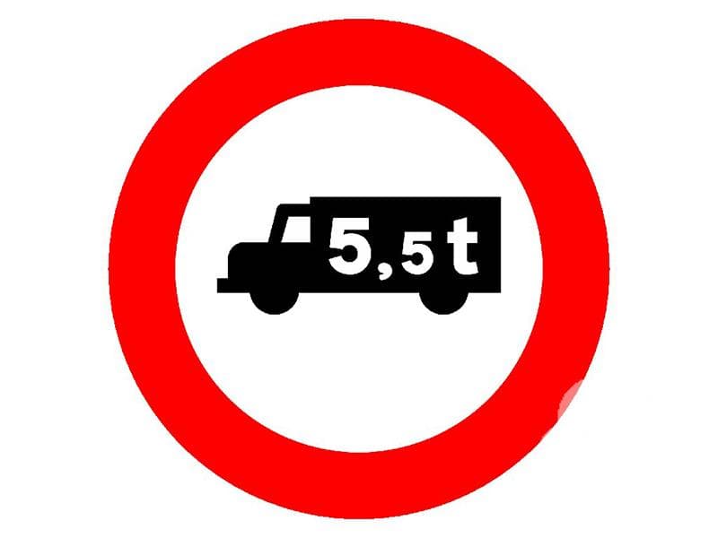 ¿A qué vehículos de transporte de mercancías prohíbe pasar esta señal?