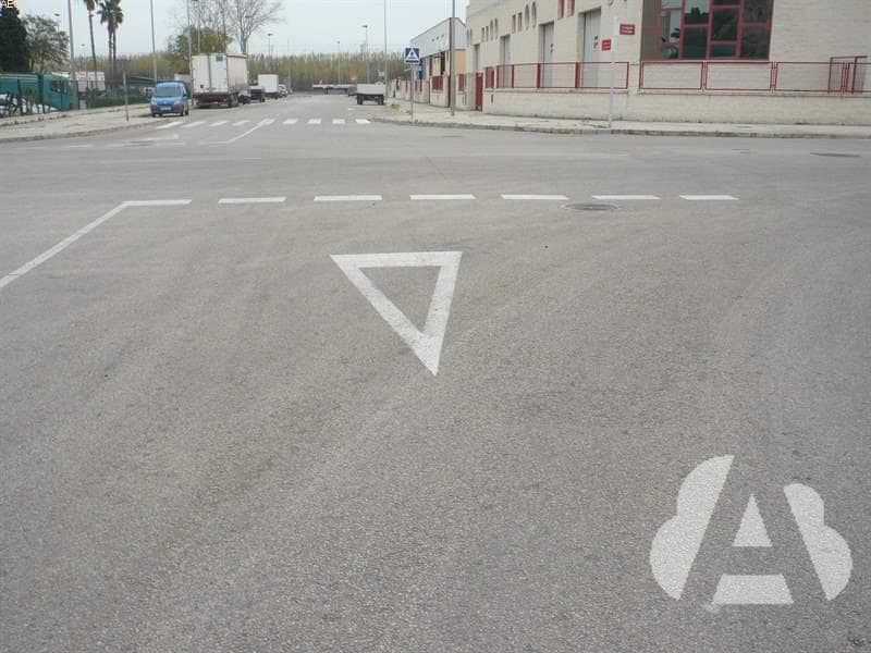En una intersección en la que debe ceder el paso, ¿cuándo podrá reanudar la…