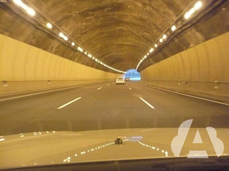 En un túnel, ¿qué distancia de seguridad mínima debe mantener el conductor de…