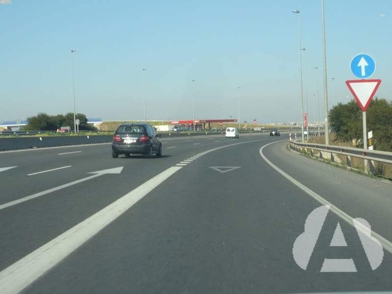 En este carril de aceleración, ¿dónde debe detenerse en caso de tener que ceder…