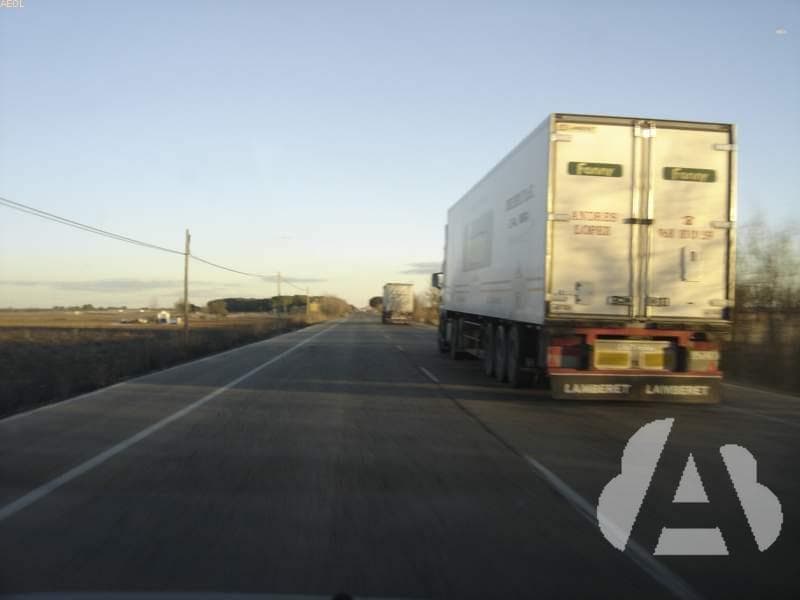 Si la anchura de la calzada no permite ser adelantado con facilidad y sin…