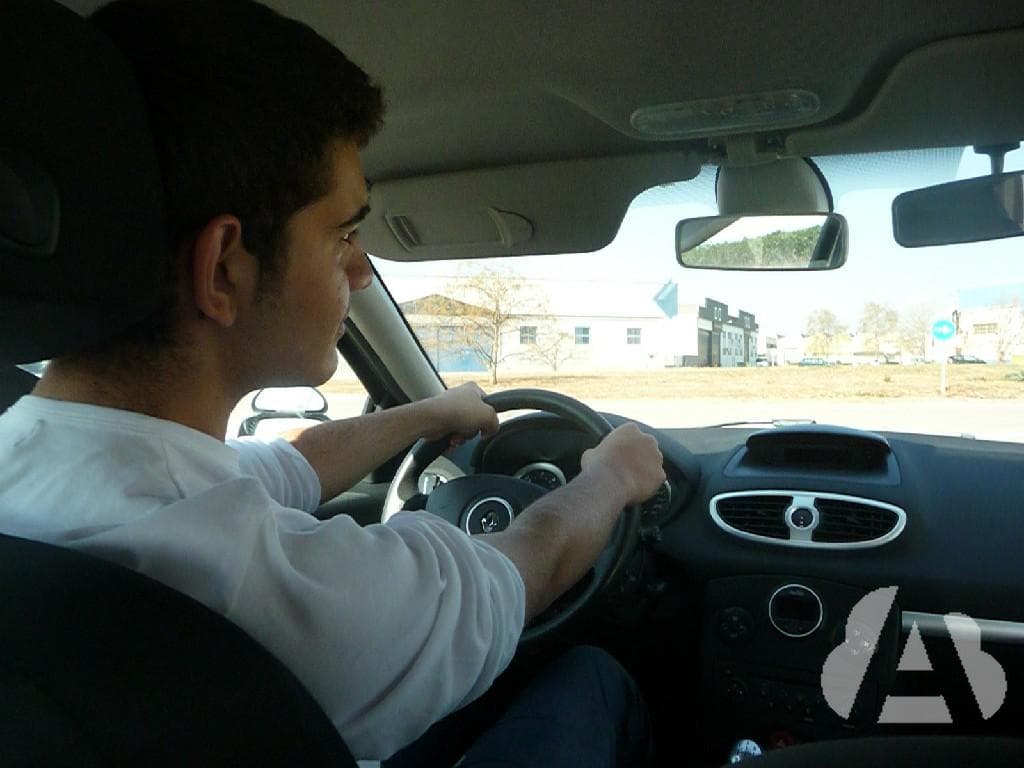 ¿Cuál de las siguientes es una conducta de riesgo al volante asociado a los…