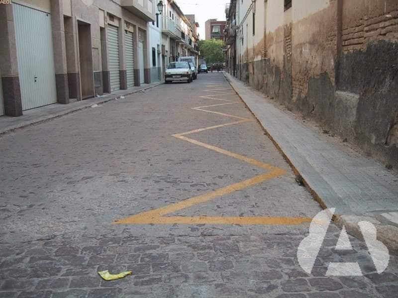 Si inmoviliza el vehículo junto al borde de esta calzada, ¿incumple alguna…