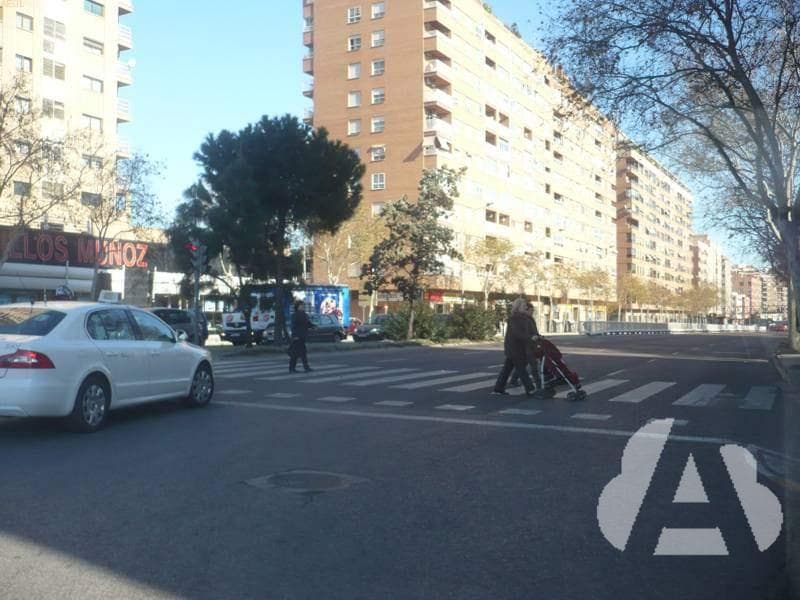 Si no existe paso señalizado, ¿cómo deben cruzar la calzada los peatones?