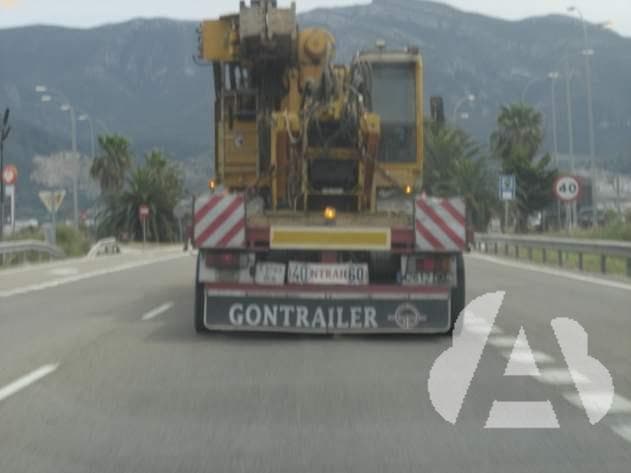 La luz rotativa de color amarillo auto que llevan los vehículos especiales,…