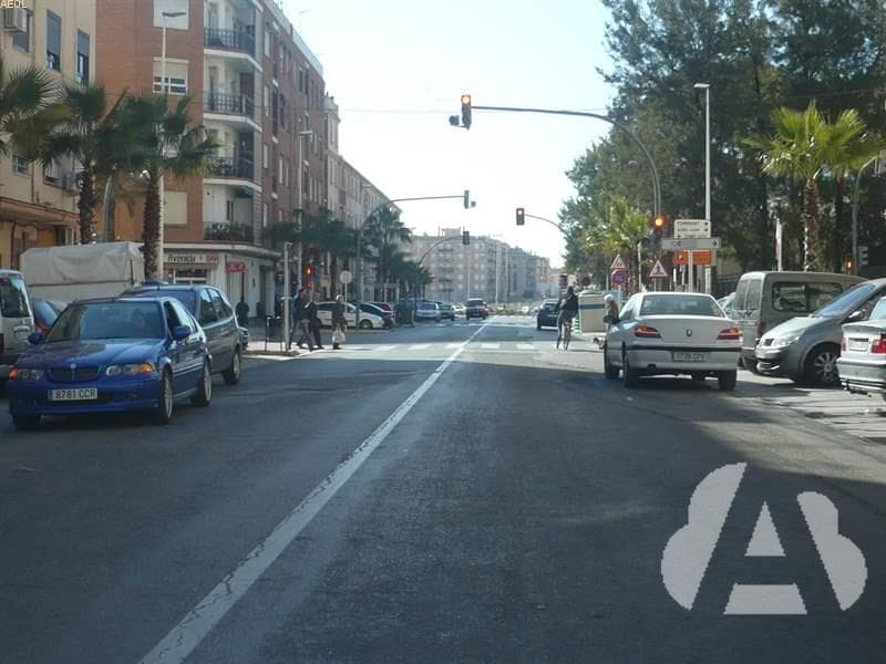 En vías urbanas de doble sentido de circulación, ¿en qué lado de la calzada…