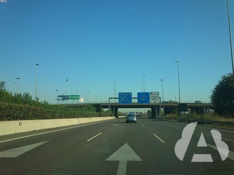 Si circula por encima de la velocidad máxima permitida en la vía, está…
