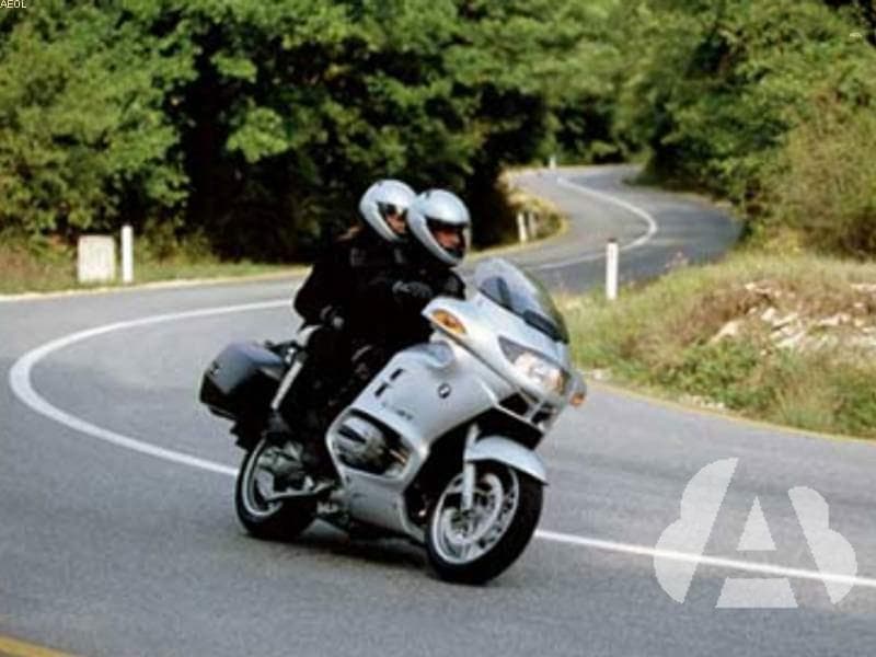 Si conduce una motocicleta con un pasajero, ¿qué debe tener en cuenta?