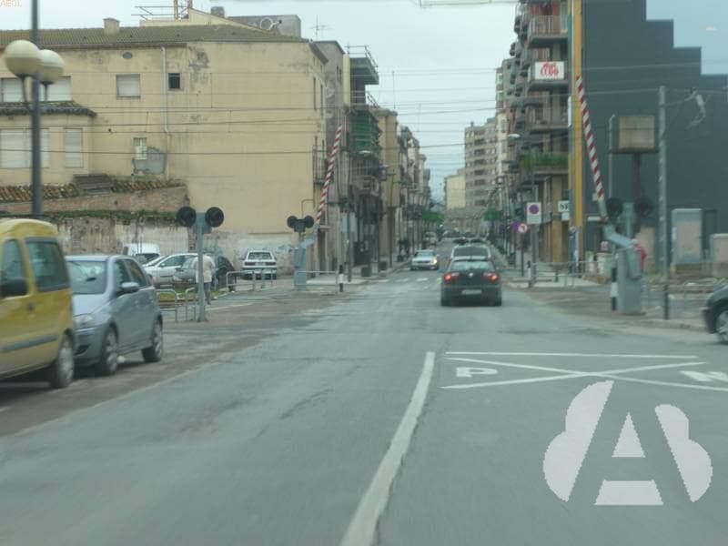 El cruce de un paso a nivel debe realizarse...