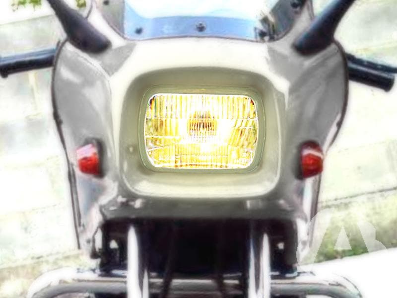 ¿Están obligadas las motocicletas a llevar la luz de cruce durante el día?