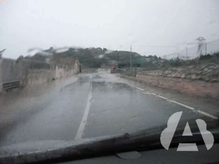 Al circular por una carretera con pavimento deslizante por lluvia, ¿debe…