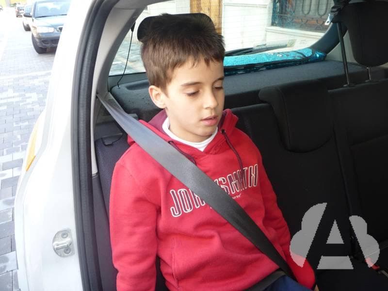 Un niño de doce años que mide más de 150 centímetros de alto, ¿qué asientos…