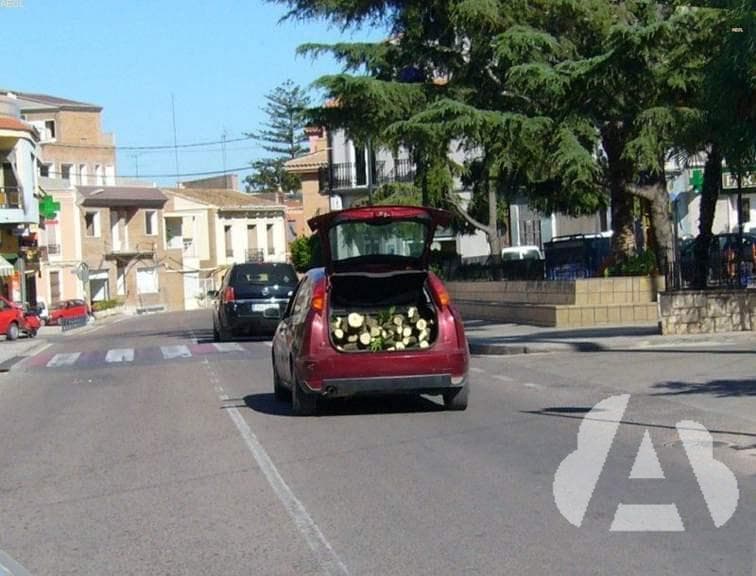 Transporta en su turismo una carga que sobresale por la parte trasera, ¿debe…
