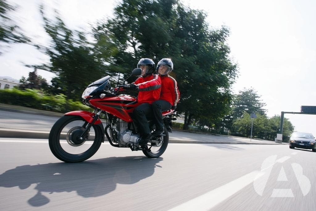 En una motocicleta de dos ruedas, ¿está permitido transportar una carga…