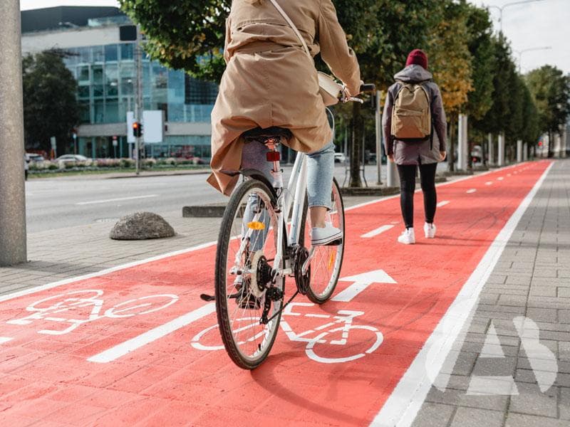 Los peatones, ¿pueden circular por una vía ciclista que se encuentra…