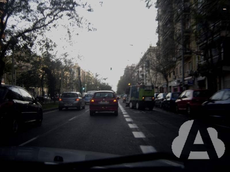 Si circula de noche por una vía urbana insuficientemente iluminada, ¿qué…