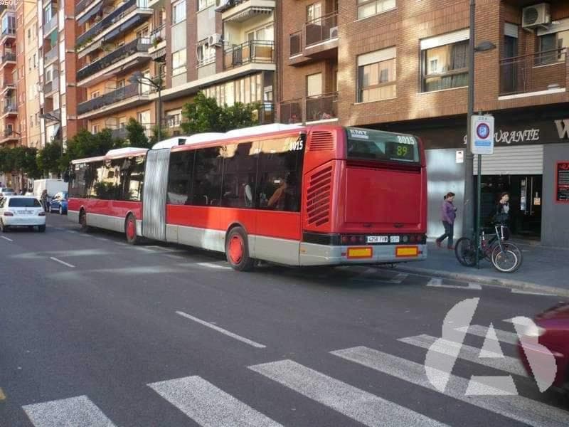 Cuando un autobús pretende incorporarse desde una parada señalizada, ¿qué deben…