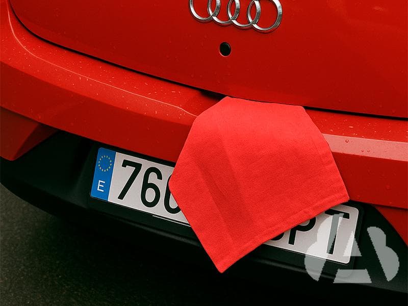 ¿Está permitido circular con un vehículo cuyas placas de matrícula presentan…