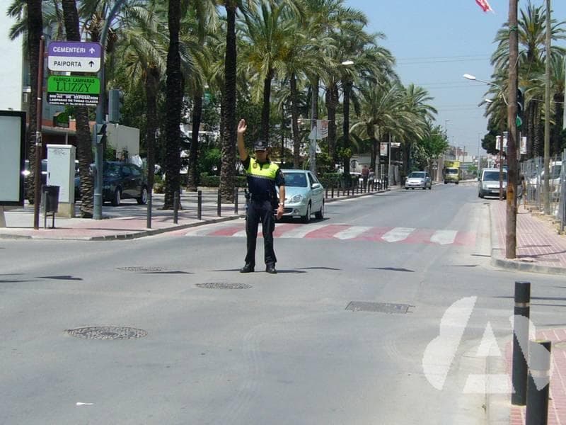 En una intersección, el Agente de la imagen, ¿obliga a detenerse a los…