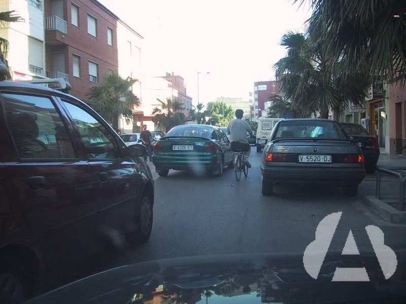 En una vía urbana con dos carriles de circulación para el mismo sentido de la…